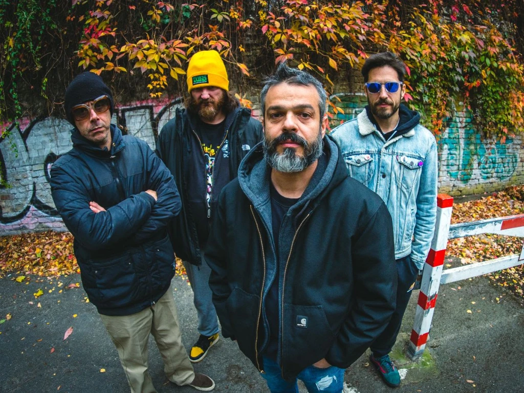 TONS – Stoned Villains: Zwischen Sludge, Exzess und Selbstironie
